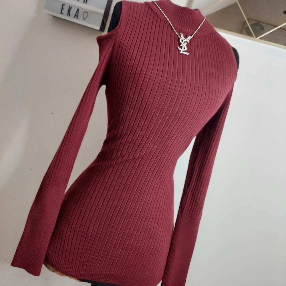 Burgundy sweater with cut out shoulder - Picture 9 of 10